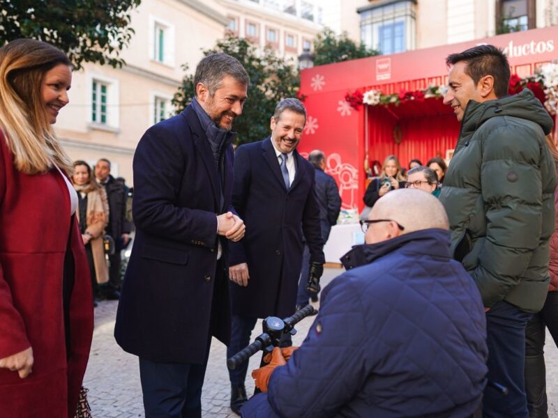 Inauguración del Mercadillo Navideño Solidario de la Comunidad de Madrid, por parte del consejero de Presidencia, Justicia y Administración Local, el de Medio Ambiente, Agricultura e Interior y la consejera de Familia, Juventud y Asuntos Sociales