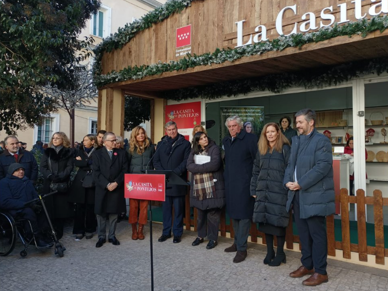 Inauguración del Mercadillo Navideño Solidario de la Comunidad de Madrid, La Casita Solidaria de Pontejos, por parte del consejero de Presidencia, Justicia y Administración Local y la consejera de Familia, Juventud y Asuntos Sociales