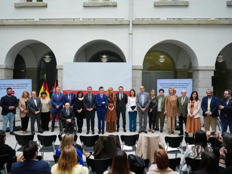 Acto de presentación de los recursos audiovisuales sobre el funcionamiento de los Juzgados, dirigidos a personas con TEA, por parte del consejero de Presidencia, Justicia y Administración Local de la Comunidad de Madrid
