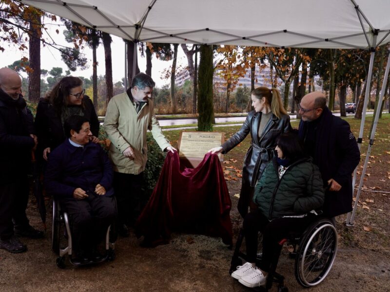 Acto de descubrimiento de la Placa del Espacio público denominado 'Jardín Óscar Moral Ortega" en el Parque de El Capricho de Madrid