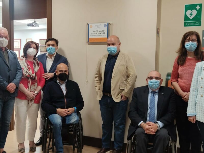 Acto de descubrimiento de la placa de denominación del Espacio “Mario García Sánchez”, en la sede de CERMI Estatal