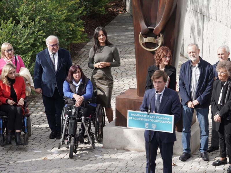 Acto de presentación de una escultura homenaje a las víctimas de Accidentes de Tráfico en Madrid, por parte del alcalde