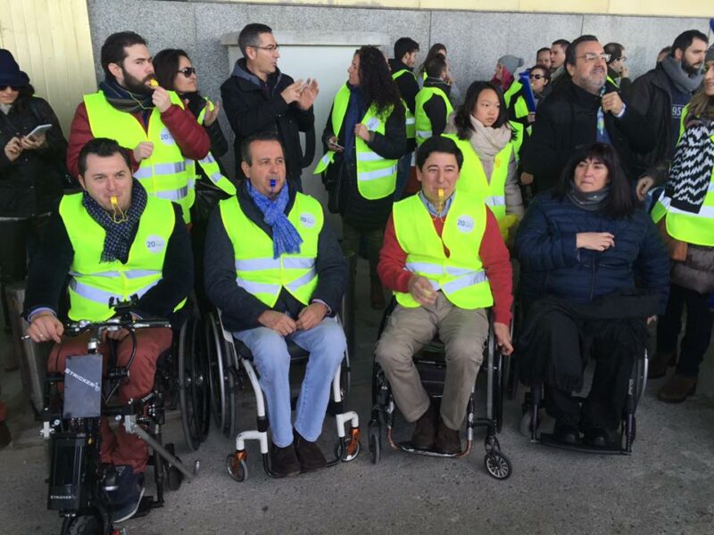 Concentración de protesta contra Ryanair por su discriminación a las personas con discapacidad