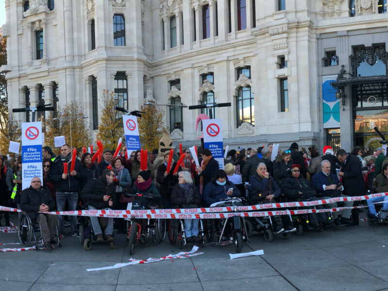 Concentración "#NoAtropellesNuestrosDerechos" contra la invasión de patinetes y otros elementos de movilidad en las aceras, organizada por el CERMI Estatal y el CERMI Madrid