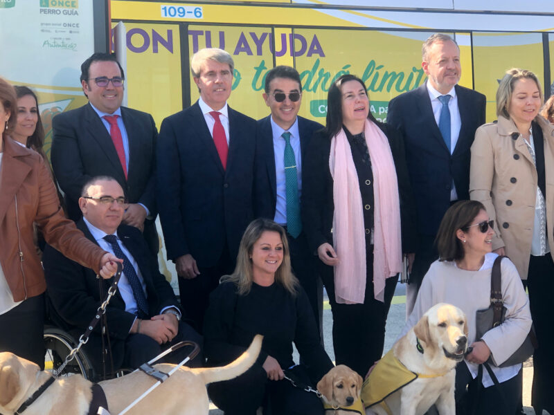 Acto de presentación de la campaña de Metro Ligero Oeste y la Fundación ONCE del perro guía