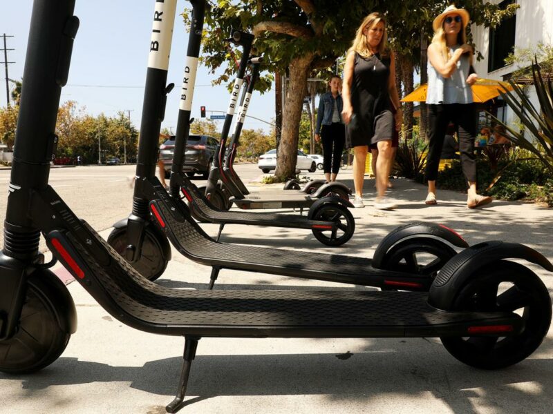 El sector de la discapacidad clama en Madrid contra la invasión de los patinetes en las aceras: “Nos excluyen de los espacios públicos”