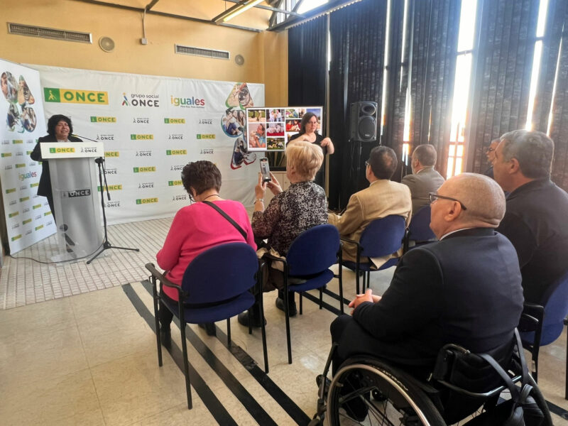 Acto de Homenaje a las Familias Educadoras de cachorros como futuros perros guía, organizado por ONCE Madrid