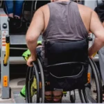 Un hombre con discapacidad en silla de ruedas se dispone a subir a un taxi