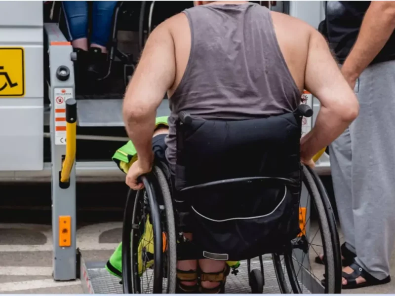 Un hombre con discapacidad en silla de ruedas se dispone a subir a un taxi
