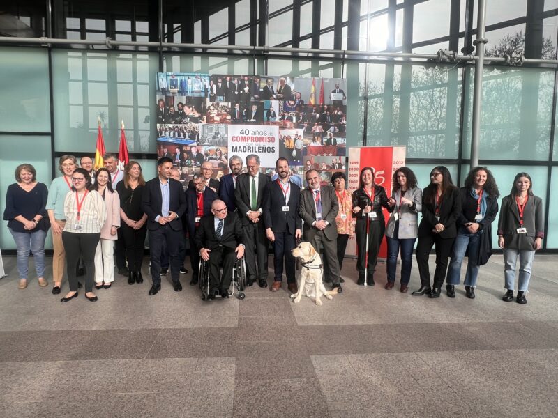 Acto del entrega del texto accesible del nuevo A49 de la CE de CERMI Comunidad de Madrid a la Asamblea de Madrid