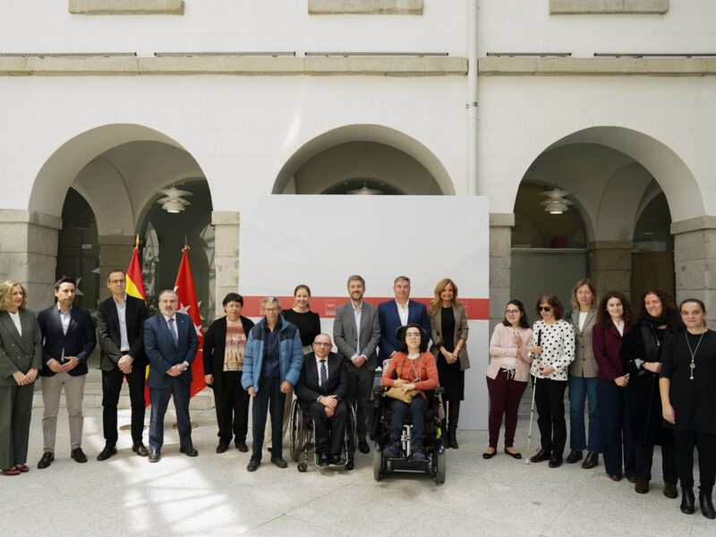 Acto del entrega del texto accesible del nuevo A49 de la CE de CERMI Comunidad de Madrid a la Comunidad de Madrid
