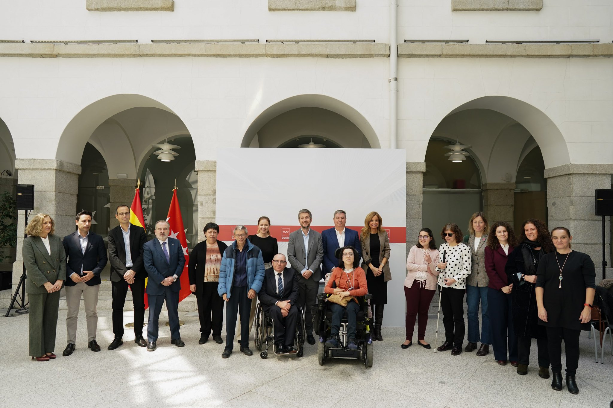 Acto del entrega del texto accesible del nuevo A49 de la CE de CERMI Comunidad de Madrid a la Comunidad de Madrid