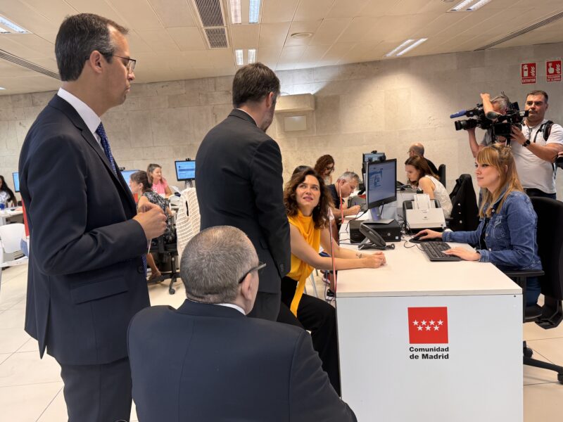 Visita a la nueva Oficina central de Atención al Ciudadano de la Comunidad de Madrid, con la presidenta de la Comunidad de Madrid y el consejero de Presidencia, Justicia y Administración Local