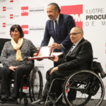 El decano del ICPM, Alberto García Barrenecha, entregó el premio "Eulalia Ruiz de Clavijo" a Óscar Moral y a Mayte Gallego, presidente y vicepresidente de CERMI Comunidad de Madrid. Foto: Carlos Berbell/Confilegal.