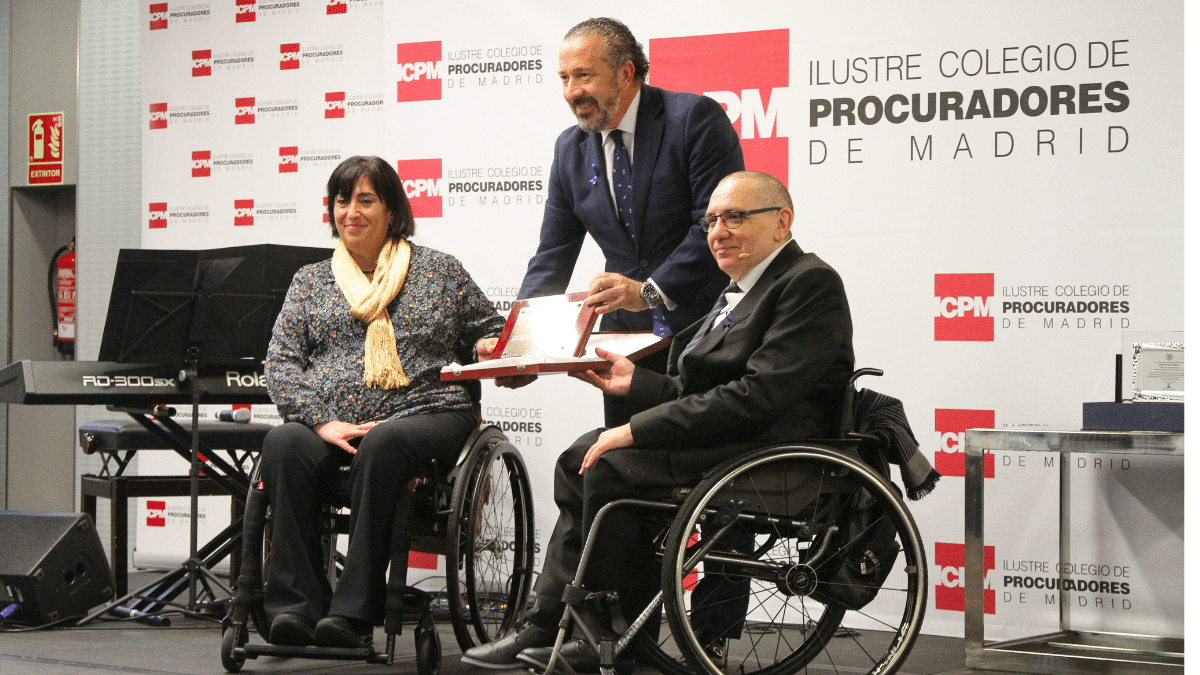 El decano del ICPM, Alberto García Barrenecha, entregó el premio "Eulalia Ruiz de Clavijo" a Óscar Moral y a Mayte Gallego, presidente y vicepresidente de CERMI Comunidad de Madrid. Foto: Carlos Berbell/Confilegal.
