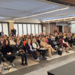 Plano general de los asistentes, entre los que se encontraba la viceconsejera de Justicia y Víctimas de la Comunidad de Madrid, Carmen Martín García-Matos. Foto: Carlos Berbell/Confilegal.