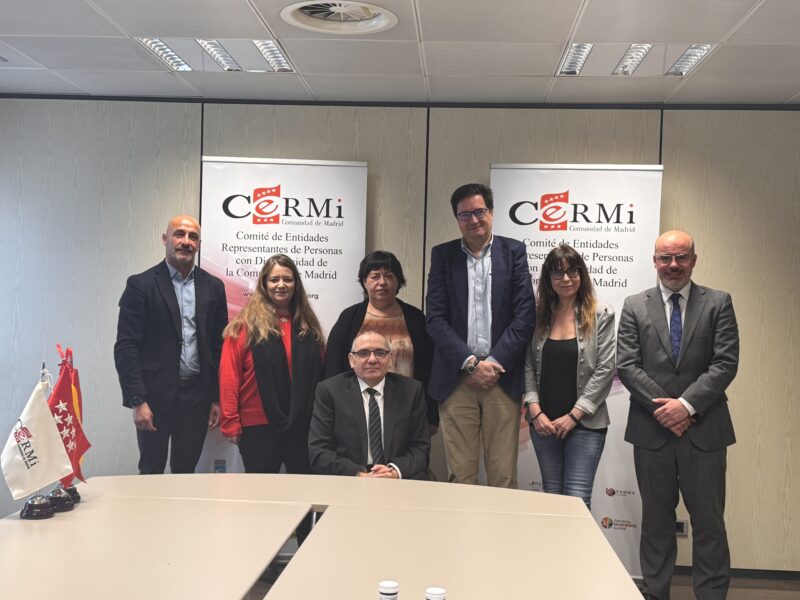 Óscar López durante su reunión con representantes del CERMI Comunidad de Madrid