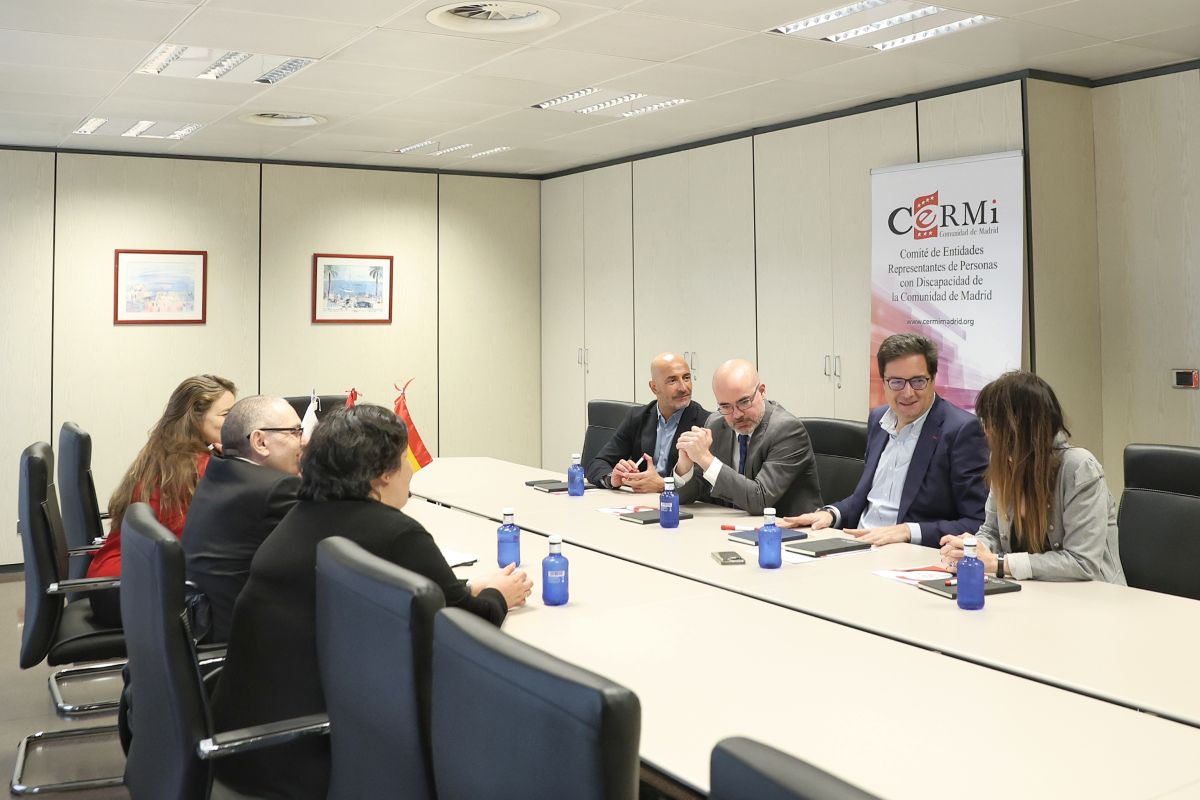 Óscar López durante su reunión con representantes del CERMI Madrid | Foto del PSOE de la Comunidad de Madrid