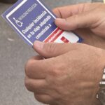 El presidente de CERMI Madrid sosteniendo una tarjeta para comunicar incidencias en los eurotaxis