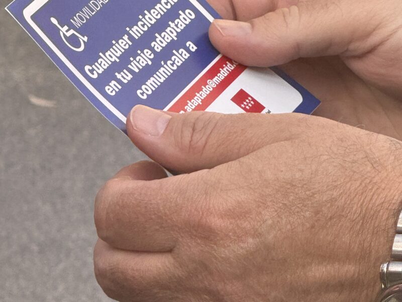 El presidente de CERMI Madrid sosteniendo una tarjeta para comunicar incidencias en los eurotaxis