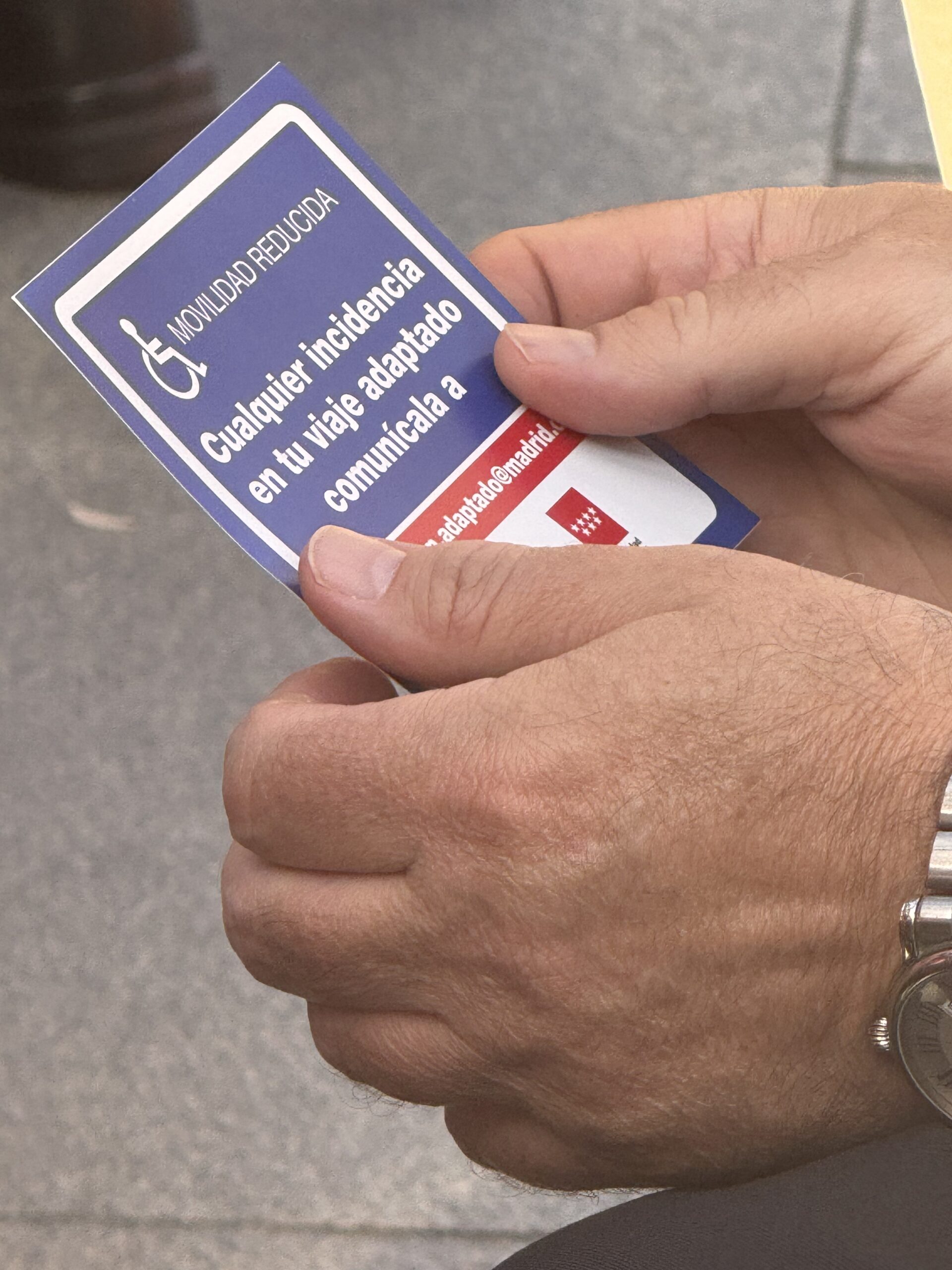 El presidente de CERMI Madrid sosteniendo una tarjeta para comunicar incidencias en los eurotaxis