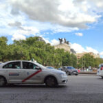 Imagen de archivo de un taxi circulando por Madrid