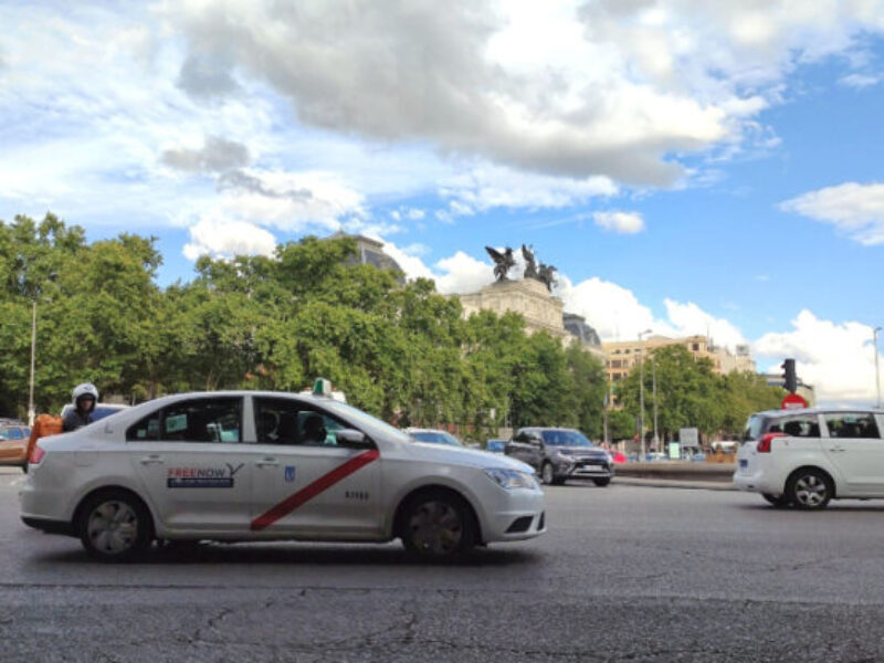 Imagen de archivo de un taxi circulando por Madrid