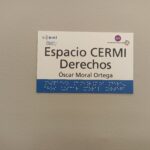 Placa del Espacio de Derechos con el nombre de Óscar Moral Ortega