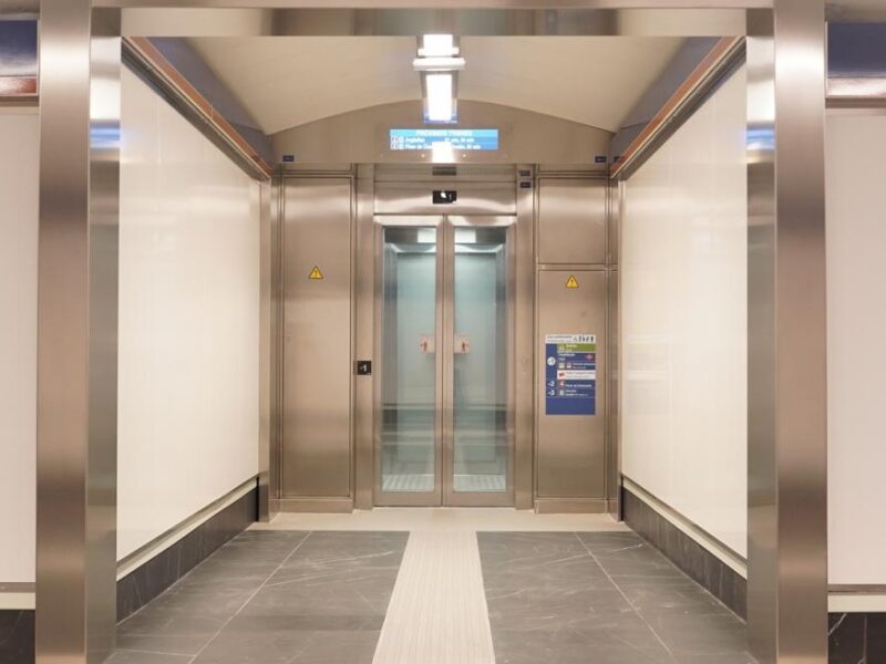 Uno de los nuevos ascensores en Avenida de América