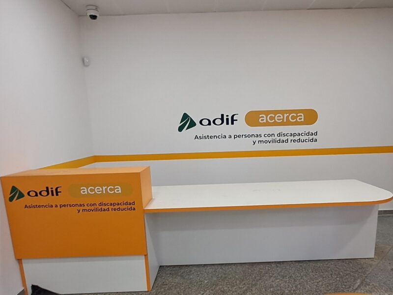 Adif Acerca estrena oficina de atención a viajeros con discapacidad y movilidad reducida en Puerta de Atocha Almudena Grandes
