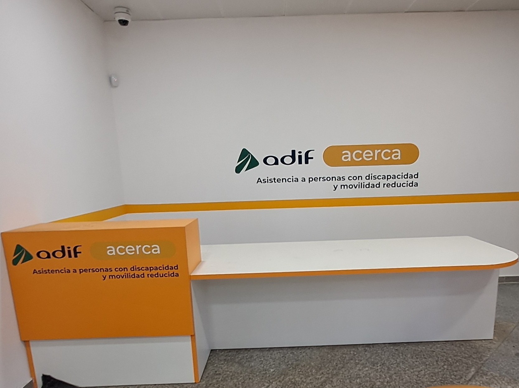 Adif Acerca estrena oficina de atención a viajeros con discapacidad y movilidad reducida en Puerta de Atocha Almudena Grandes