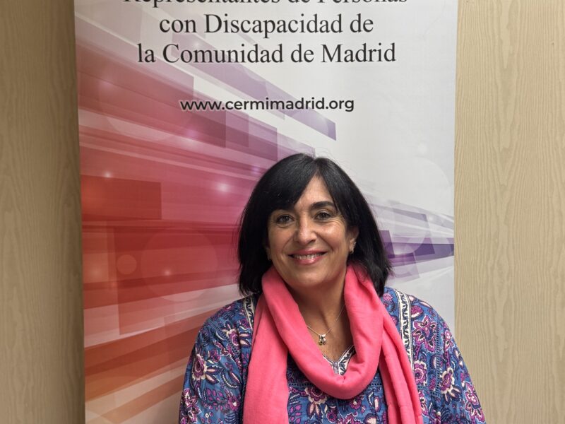 Imagen de Mayte Gallego ante la enara identificativa del CERMI Comunidad de Madrid