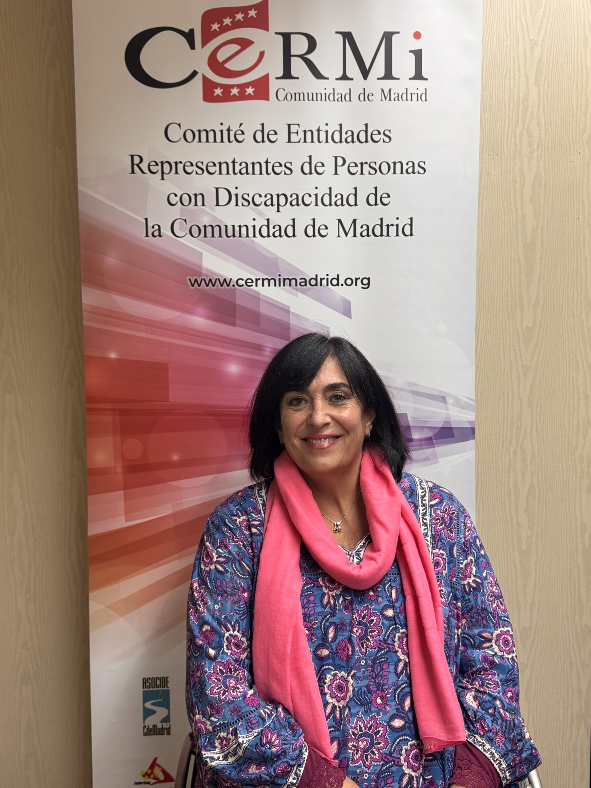 Imagen de Mayte Gallego ante la enara identificativa del CERMI Comunidad de Madrid
