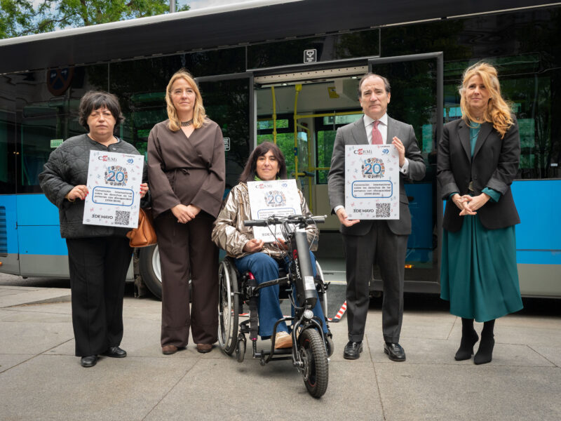 Las 5.000 perchas de esta campaña se han distribuido en autobuses de las líneas 14, 27, 37, 45, 53 y 150 Las pantallas interiores de toda la flota municipal exhiben un vídeo celebrando los 20 años de esta convención EMT Madrid y CERMI Comunidad de Madrid celebran el 20º aniversario de la Convención de Derechos de las Personas con Discapacidad
