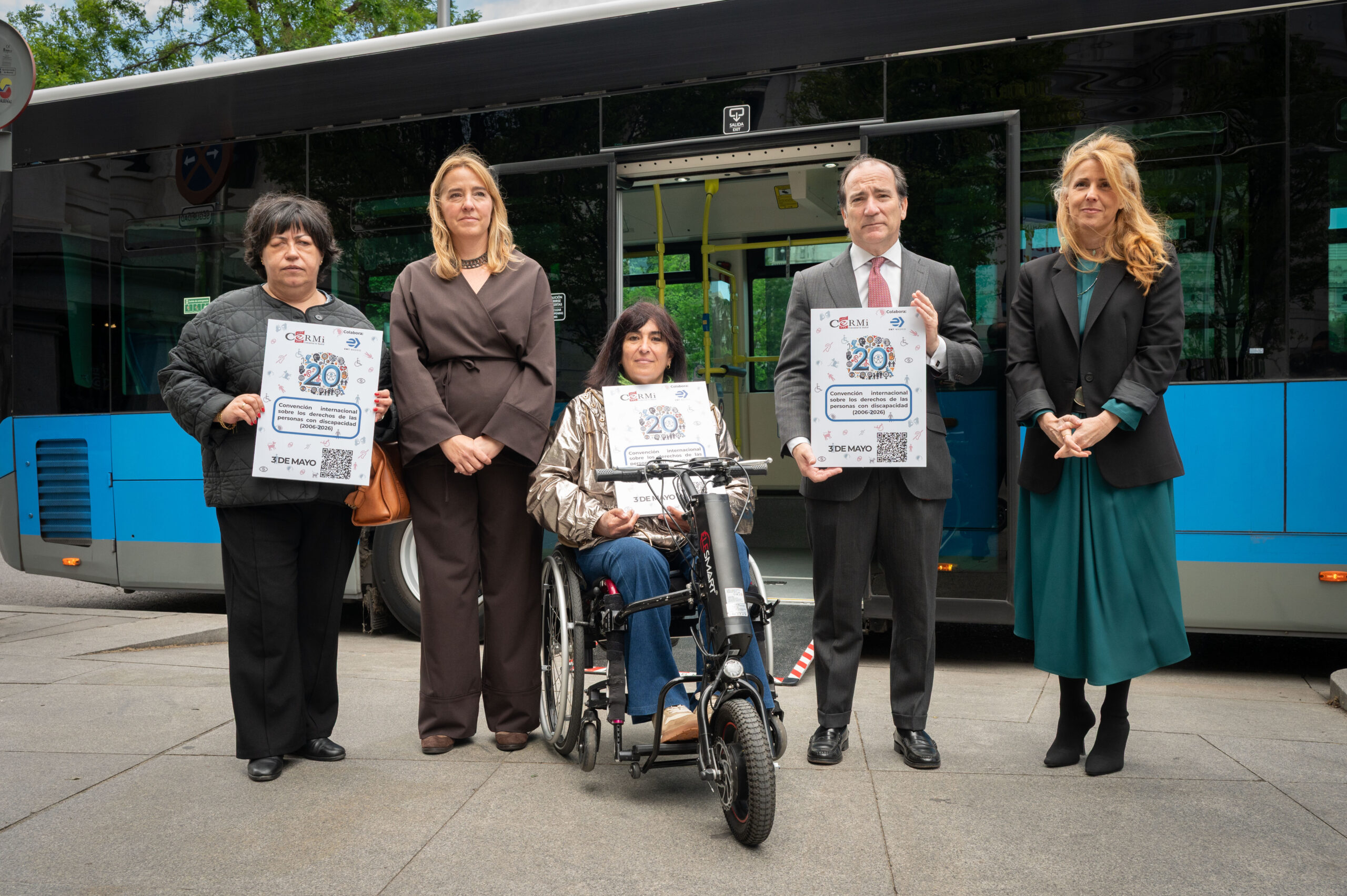 Las 5.000 perchas de esta campaña se han distribuido en autobuses de las líneas 14, 27, 37, 45, 53 y 150 Las pantallas interiores de toda la flota municipal exhiben un vídeo celebrando los 20 años de esta convención EMT Madrid y CERMI Comunidad de Madrid celebran el 20º aniversario de la Convención de Derechos de las Personas con Discapacidad
