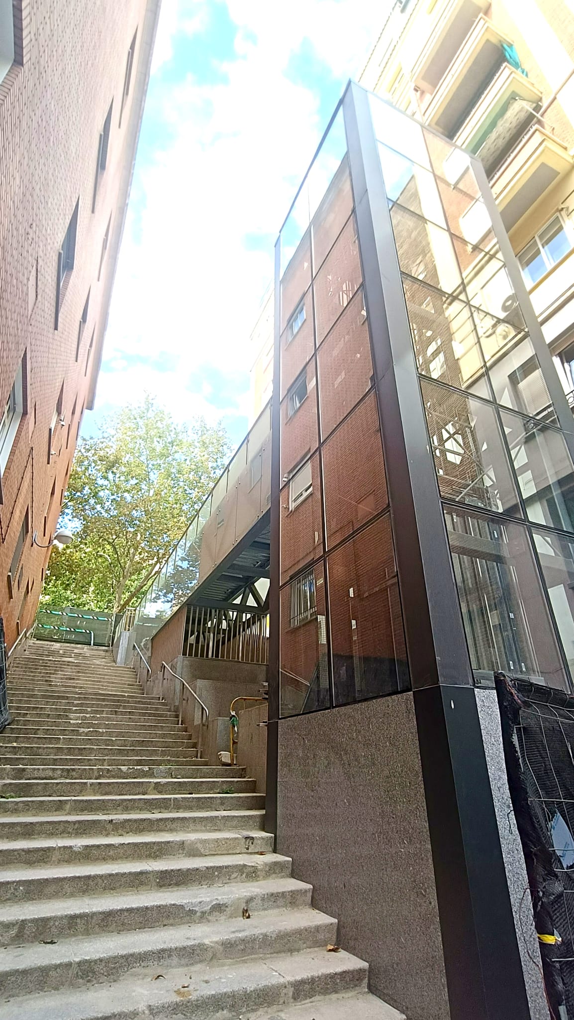 El distrito de Salamanca instala un ascensor para salvar el desnivel de la calle de Peñascales